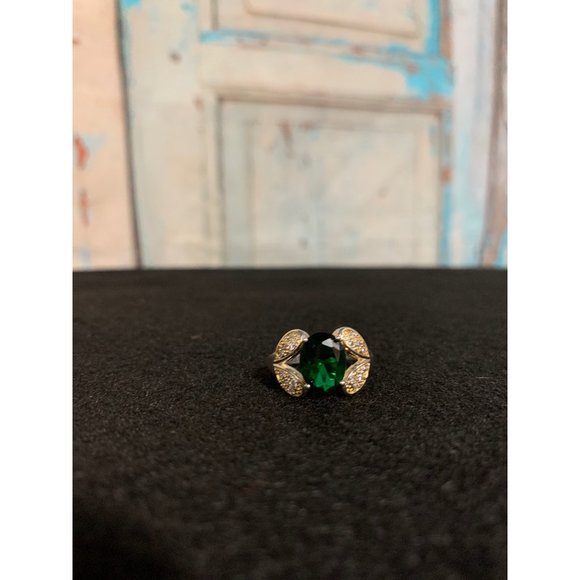 Sterling Silver Ring with Central Green Stone - Picture 8 of 8